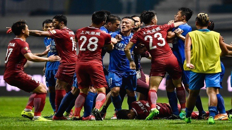 إيقاف البرازيلي أوسكار 8 مباريات في الدوري الصيني
