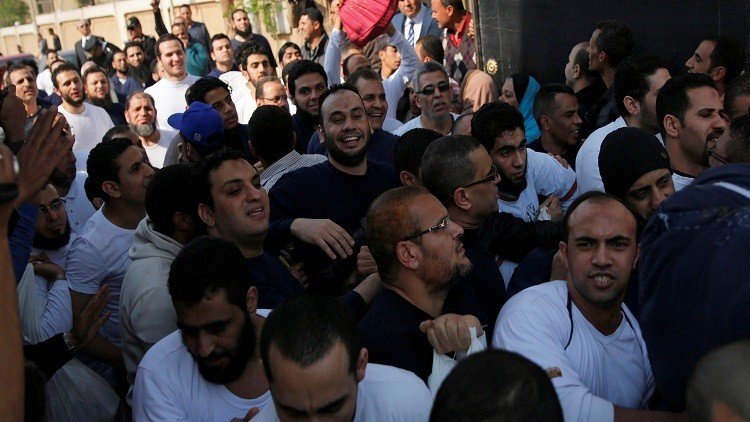مصر.. اللحظات الأولى للإفراج عن المشمولين بالعفو الرئاسي
