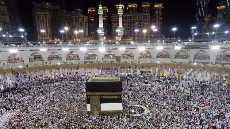 قادة ومسلمو العالم يؤدون صلاة عيد الفطر المبارك 