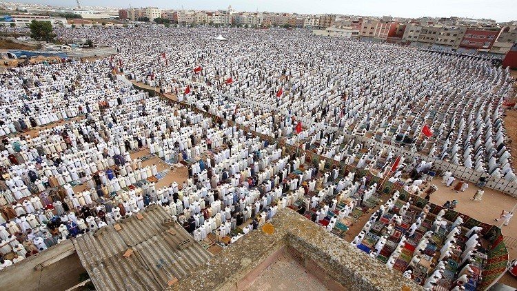 مسلمو عدة بلدان يحتفلون الاثنين بعيد الفطر 