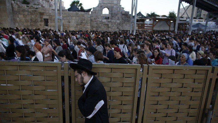 انتقادات لنتنياهو بسبب الصلاة المختلطة عند حائط المبكى