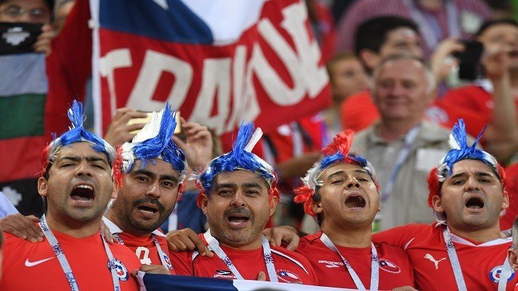 لافتة طريفة من مشجع تشيلي في كأس القارات.. "ريسك يخاف من زوجته"