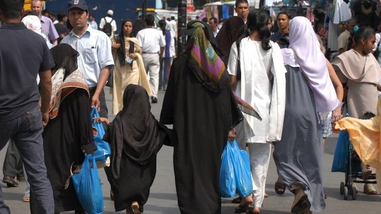 حكم قضائي على بريطاني ضرب طفلة مسلمة بقطعة من لحم الخنزير المقدد!
