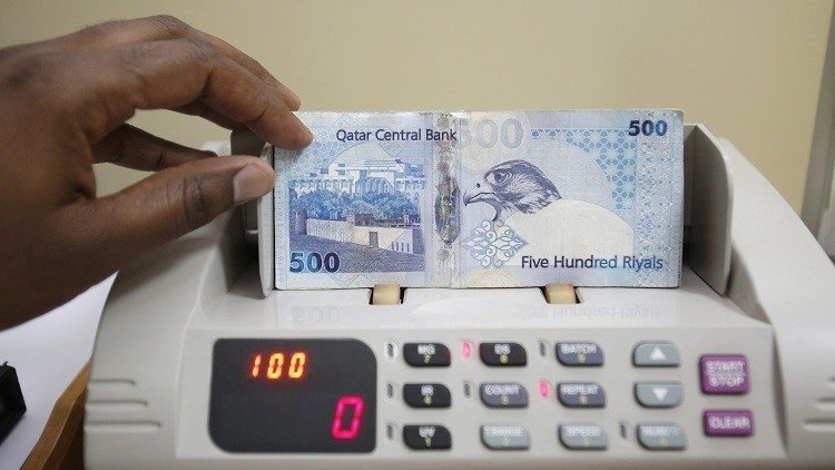 مصارف بريطانية توقف تداول الريال القطري