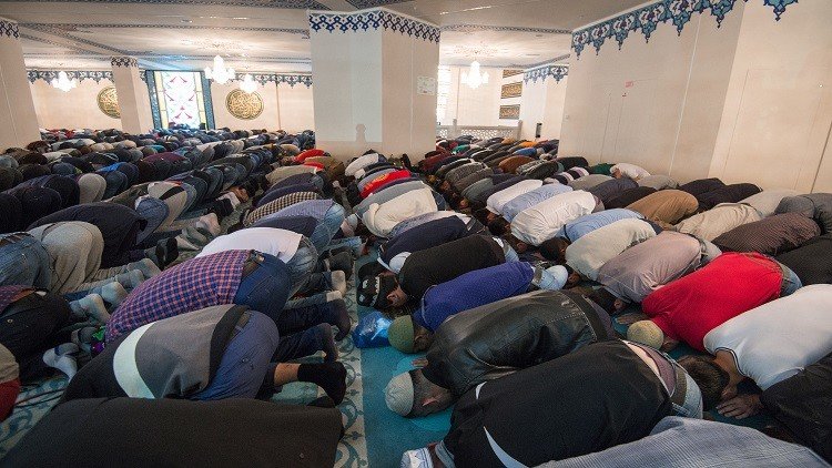 مسلمو روسيا وزوارها يؤدون صلاة داخل جامع موسكو الكبير