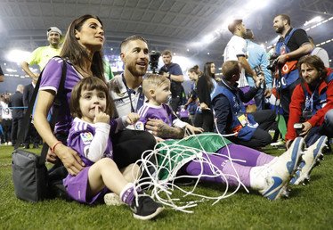 المدافع سيرخيو راموس قائد ريال مدريد مع عائلته