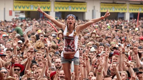 جمهور فرقة الروك الموسيقية "Rock am Ring" في نيوبورغ، ألمانيا
