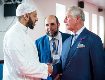 الأمير تشارلز يزور دار الرعاية الإسلامية في فينسبري، بالقرب من مسرح هجوم مسجد فينسبري، ويصافح الإمام محمد محمود الذي قام بحماية منفذ عملية الدهس بعد الحادث

