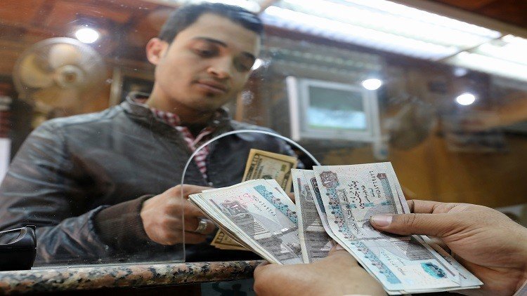 الدولار يهبط في البنوك المصرية لأول مرة منذ مارس