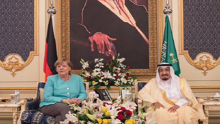 الملك سلمان وميركل يبحثان التطورات الأخيرة للأزمة الحليجية
