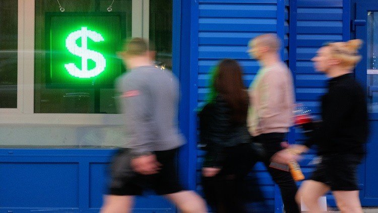 الدولار يرتفع بعد تصريح لوزارة المالية الروسية