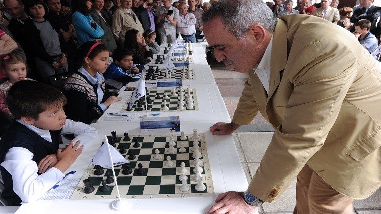 كاسباروف يعود للشطرنج بعد 10 سنوات على اعتزاله