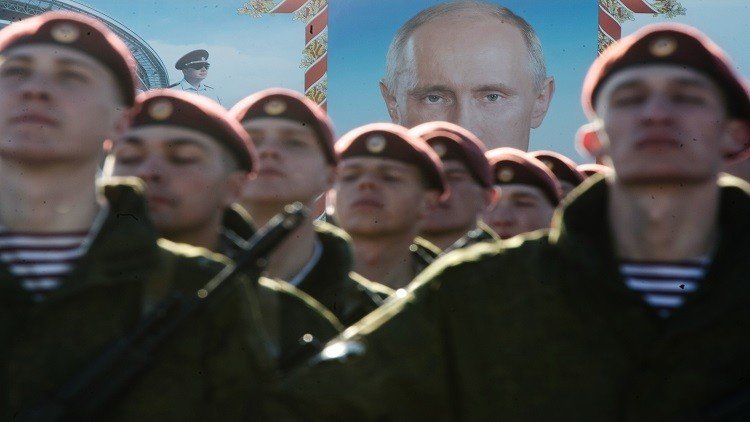كاتب إيطالي يستنجد بالرئيس الروسي