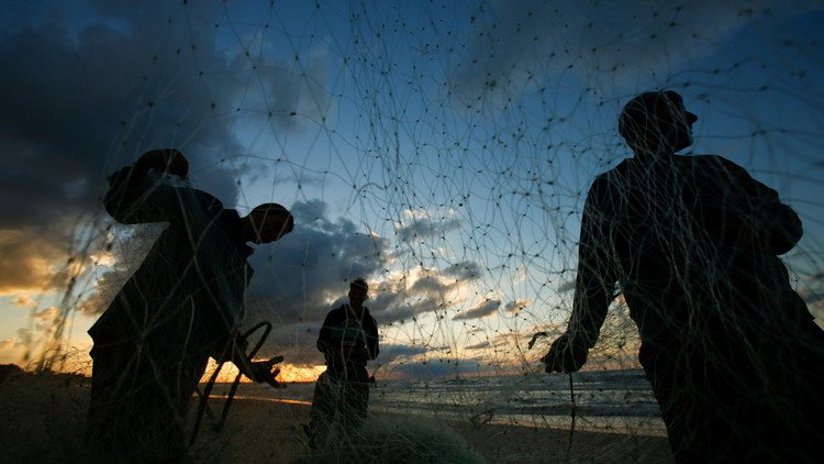 إصابة صيادَيْن فلسطينيين بنيران الجيش الإسرائيلي 