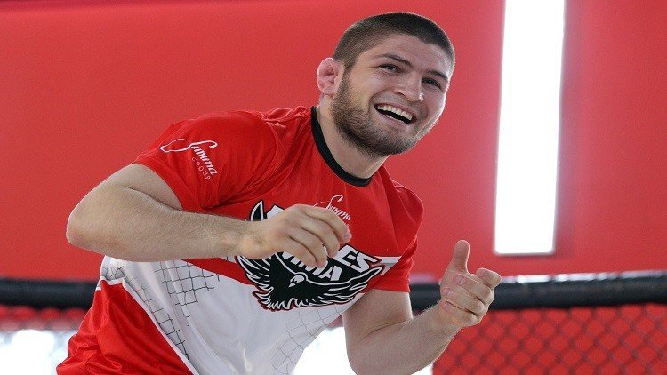بالفيديو..ضربة غير متوقعة من البطل الروسي محمدوف لأحد مشجعيه