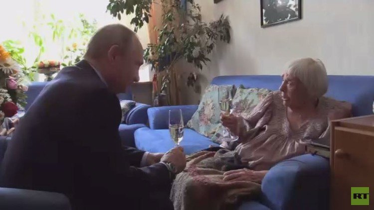 بوتين يزور ناشطة روسية شهيرة في منزلها 
