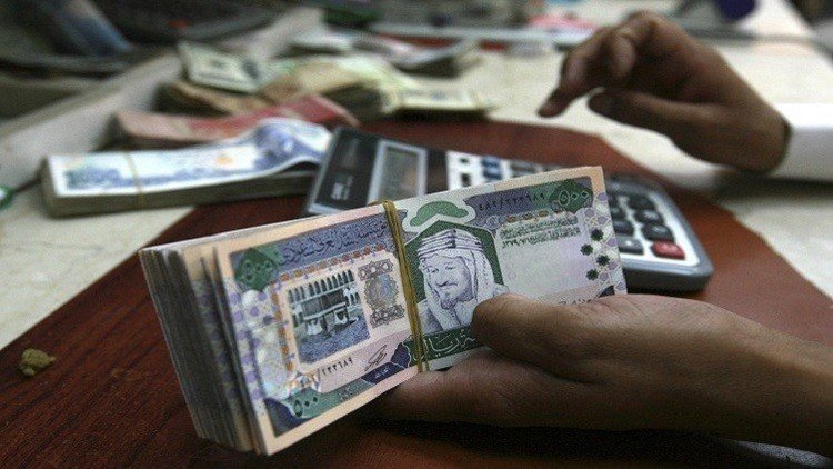 السعوديون يتندرون على تأخر الرواتب 40 يوما