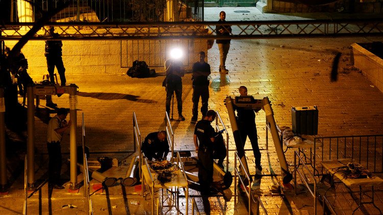  إسرائيل تزيل البوابات الإلكترونية عند الأقصى.. والشرطة تستخدم القوة من جديد