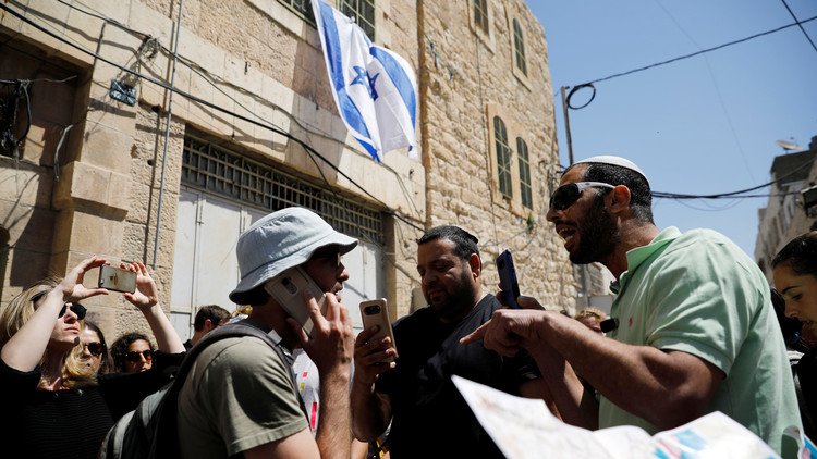 مستوطنون يستولون على منزل فلسطيني في الخليل