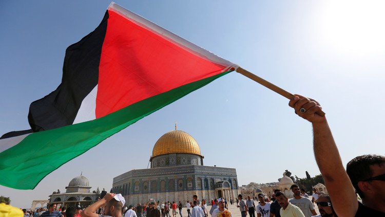 آلاف المصلين يتدفقون إلى الأقصى لأول مرة منذ أسبوعين ويرفعون العلم الفلسطيني فوق المسجد