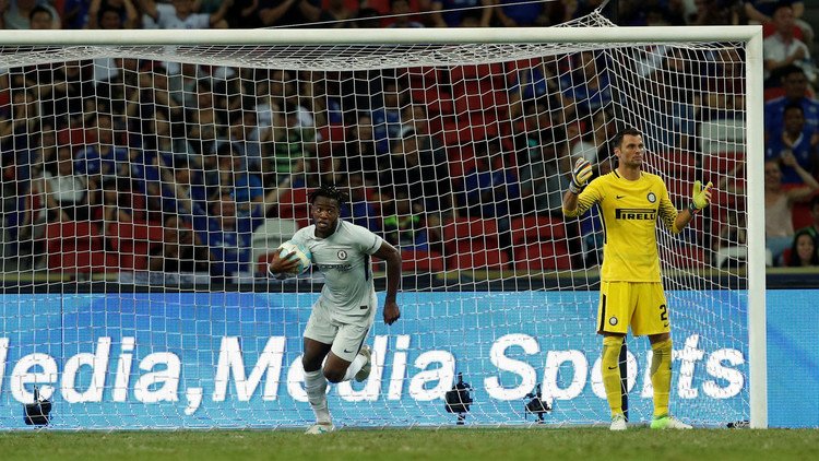 لاعب يسجل هدفا عالميا جميلا لكن في مرماه
