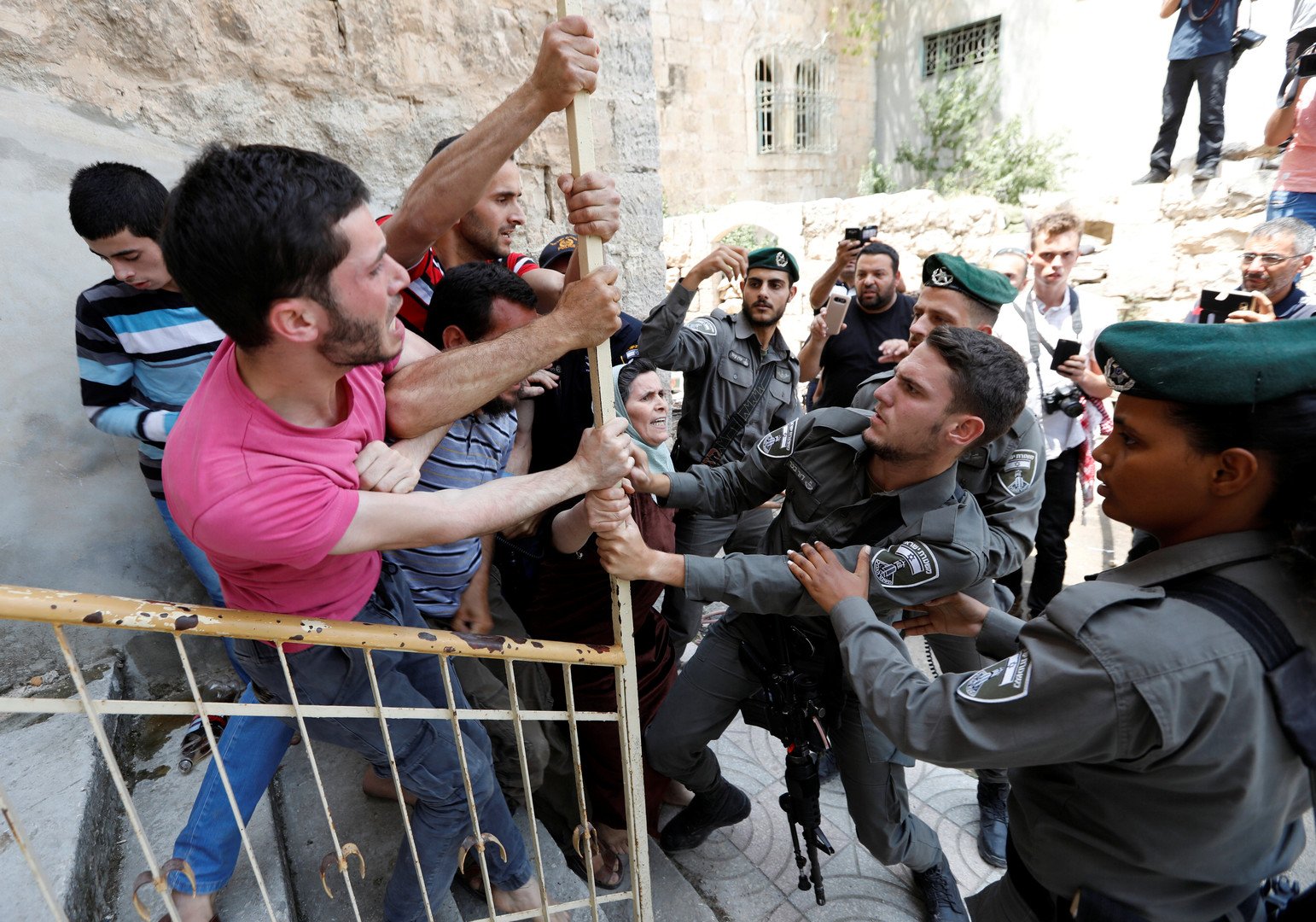 اشتباك بين الشرطة الإسرائيلية والفلسطينيين في الخليل، بالضفة الغربية. 26 يوليو 2017