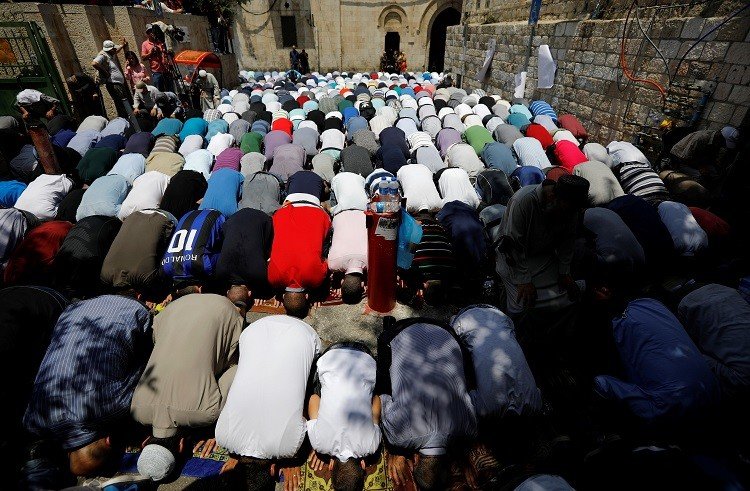 الفلسطينيون يتدفقون إلى الأقصى