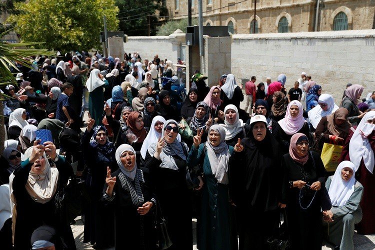 الفلسطينيون يتدفقون إلى الأقصى