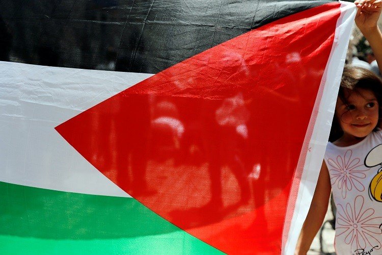 الفلسطينيون يتدفقون إلى الأقصى