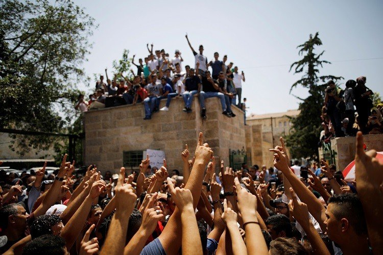 الفلسطينيون يتدفقون إلى الأقصى
