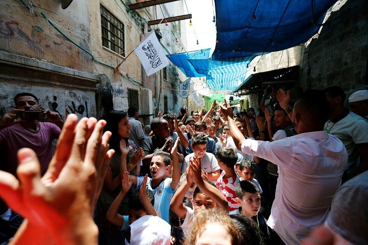 الفلسطينيون يتدفقون إلى الأقصى