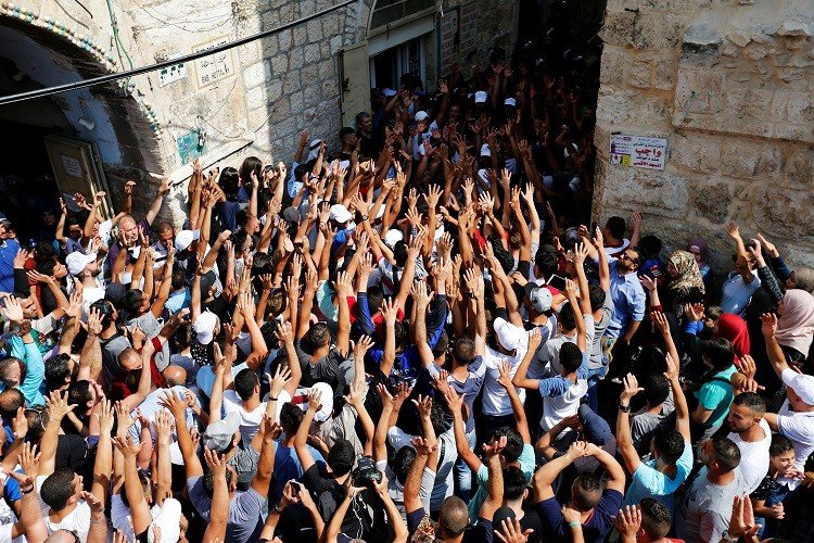 الفلسطينيون يتدفقون إلى الأقصى