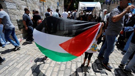 الفلسطينيون يتدفقون إلى الأقصى