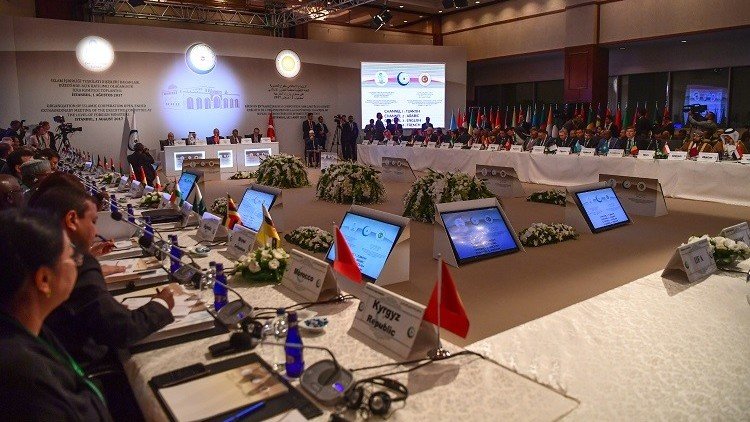 مصافحة بين وزيري الخارجية الجبير وظريف