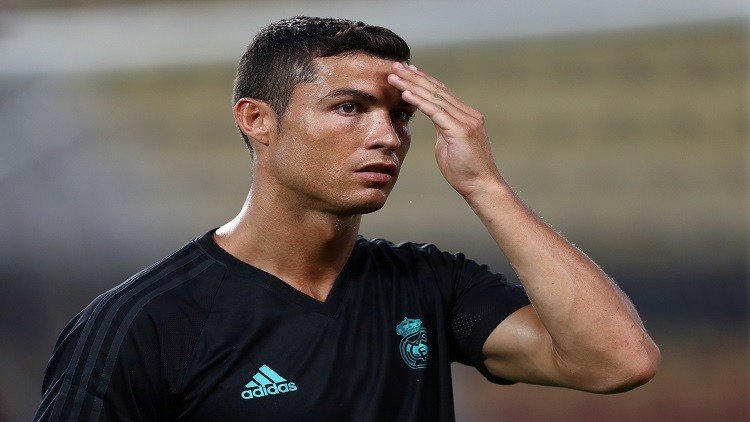 بالفيديو.. رونالدو ينجو من سقوط مؤلم من حافلة الريال!