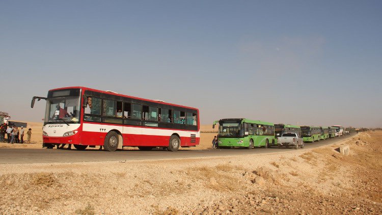 وصول حافلات إلى جرود عرسال بلبنان لنقل المسلحين وعائلاتهم إلى سوريا
