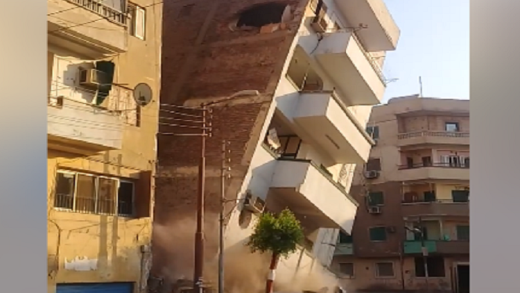 لحظة انهيار مبنى في صعيد مصر
