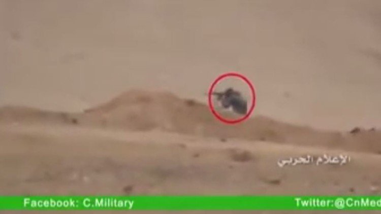 الجنود السوريون يقنصون "دواعش" خلف تلال رملية