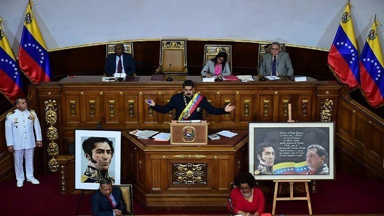 فنزويلا.. صراع على الشرعية واتهام مادورو بالفساد 