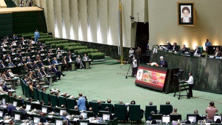 الحكومة الإيرانية الجديدة تحظى بثقة البرلمان.. باستثناء وزير واحد