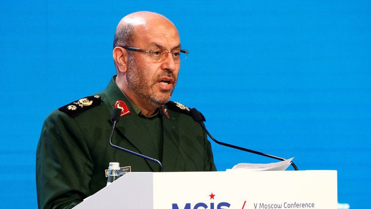خامنئي يعين وزير الدفاع  السابق دهقان مستشارا له