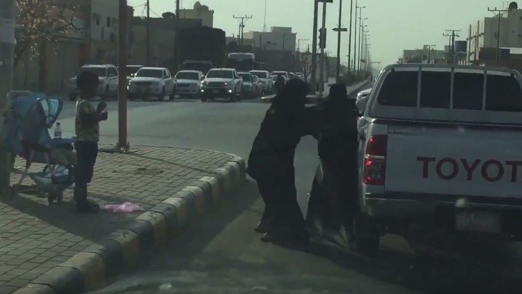 متسولتان "تتقاتلان" أمام إشارة ضوئية في السعودية!