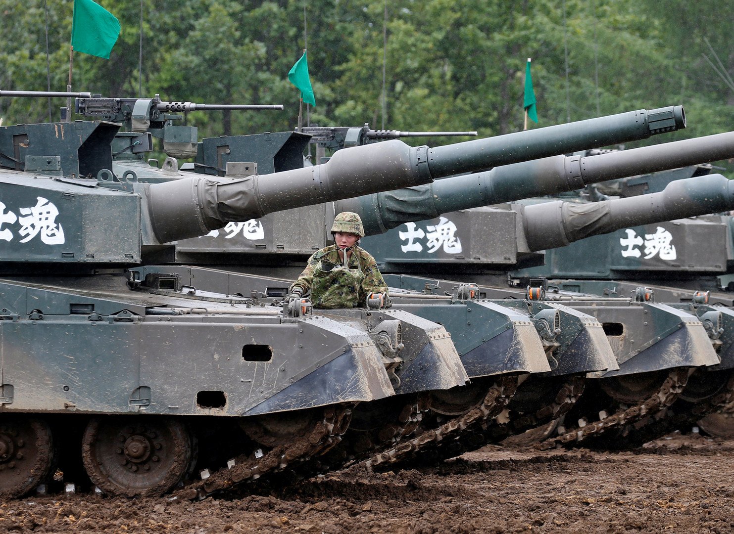 أحد عناصر قوات الدفاع اليابانية يقف بجانب دبابة "T90" خلال التدريبات المشتركة مع سلاح البحرية الأمريكي في منطقة هوكودايين في إنيوا. 14 أغسطس 2017