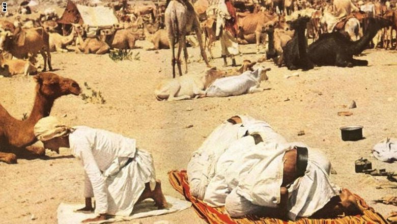رجل يستعد للصلاة أثناء رحلة السفر إلى الديار المقدسة