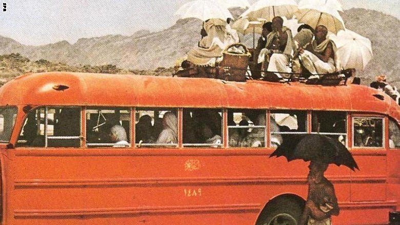 الحجاج على متن حافلة قاصدين الديار المقدسة