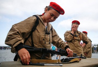 فتاة تجمع بندقية كلاشينكوف من نوع "AK-74" قبل انطلاق مسابقة "الطريق الآمن" في إطار الألعاب العسكرية الدولية 2017 في روسيا. 6 أغسطس 2017