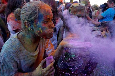 المحتفلون يشاركون في مهرجان "Monsoon Holi" في مدريد بإسبانيا. 5 أغسطس 2017