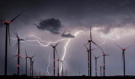 عاصفة من البرق على خلفية طواحين هوائية في مقاطعة أودرفورلاند بالقرب من سيفرزدورف، ألمانيا الشرقية. 1 أغسطس 2017