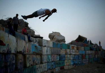 شاب فلسطيني يظهر مهاراته في رياضة "الباركور" في ميناء غزة. 11 أغسطس 2017