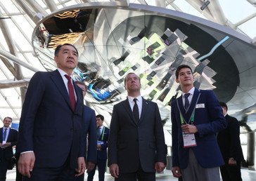 رئيس الوزراء الروسي، دميتري مدفيديف، ونظيره الكازاخستاني باكيتجان ساغينتايف، في معرض "إكسبو-2017" في أستانا. 14 أغسطس 2017